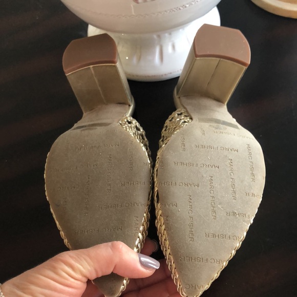 Beautiful Marc Fisher slides. Metallic gold, almost champagne color - Picture 5 of 7